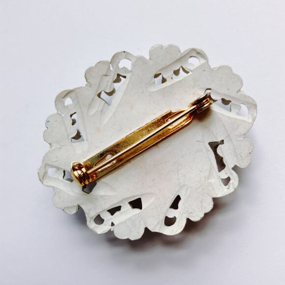 1950s Featherweights White Molded Vintage Plastic Domed Floral Brooch Pin - Picture 8 of 9